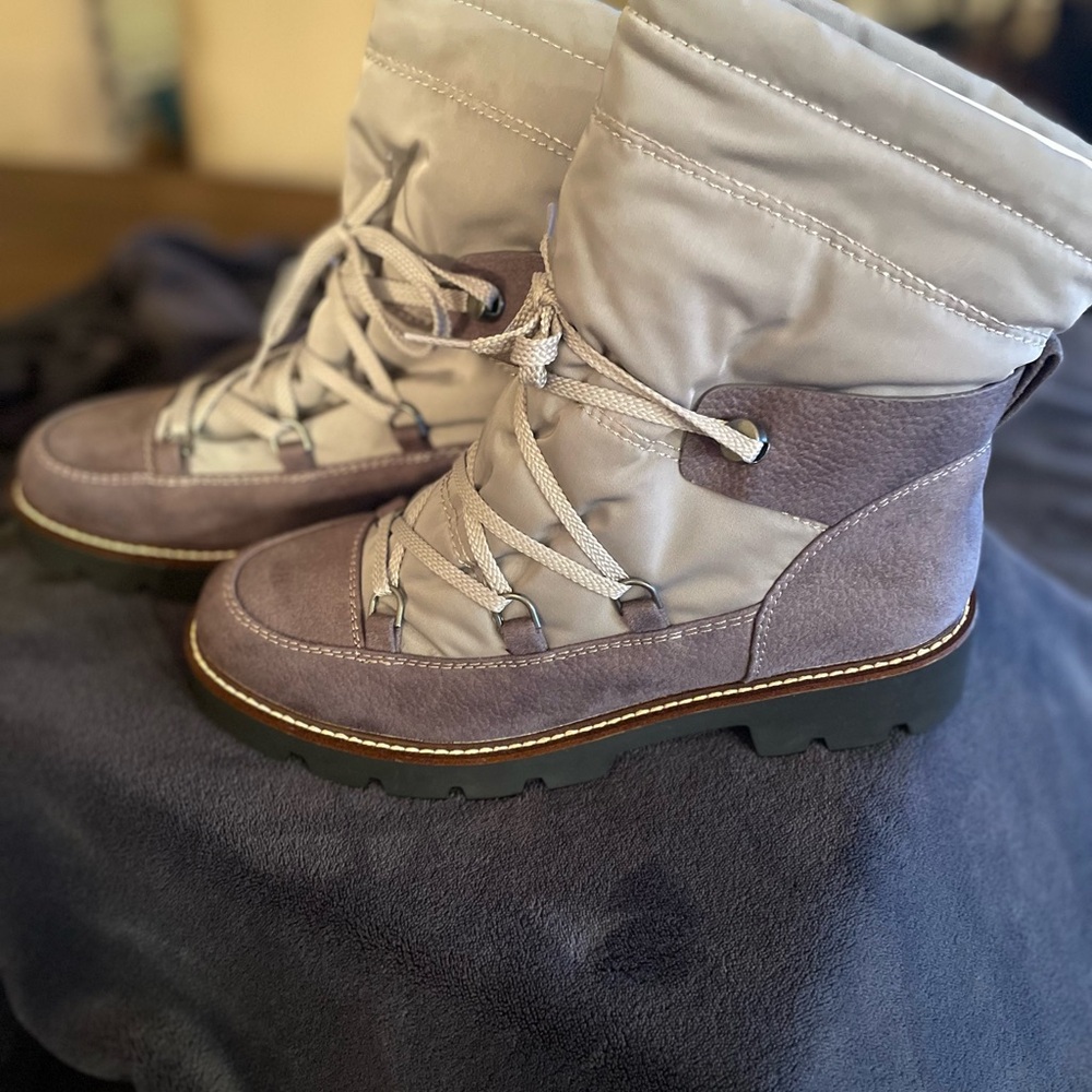 Stylish Women's Winter Boots in light grey  Cliffs by White Mountain Gleamy boot